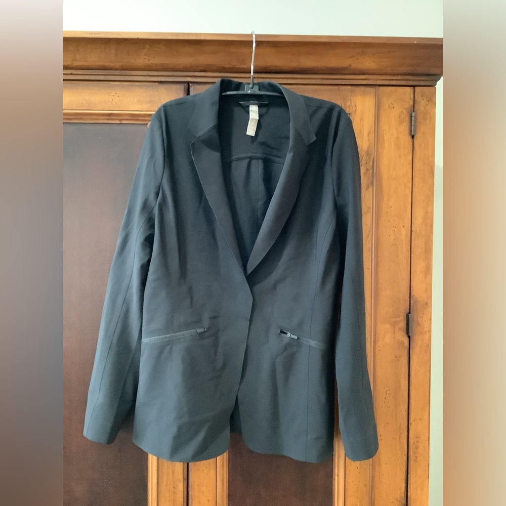 Athleta black blazer with zipper pockets. Size 8